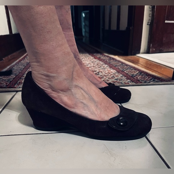 Women’s 7.5 size shoes - Picture 2 of 3